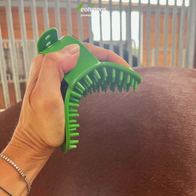 Noppenstriegel für Pferde mit Massagenoppen für den Fellwechsel